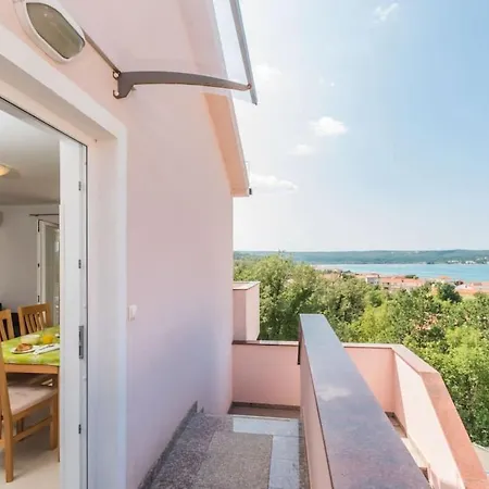 아파트 Grosse In Mit Moebliertem Balkon By Interhome