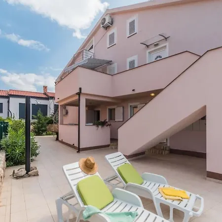 아파트 Grosse In Mit Moebliertem Balkon By Interhome *