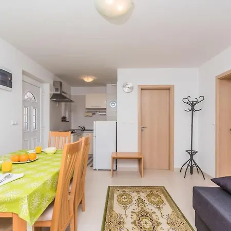 Grosse In Mit Moebliertem Balkon By Interhome 아파트 *