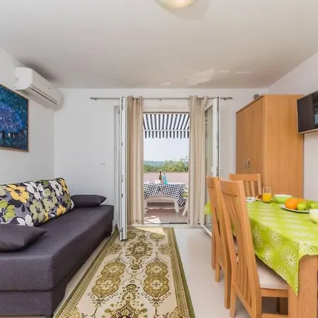 아파트 Grosse In Mit Moebliertem Balkon By Interhome 클림노