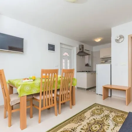 Grosse In Mit Moebliertem Balkon By Interhome Apartmán Klimno